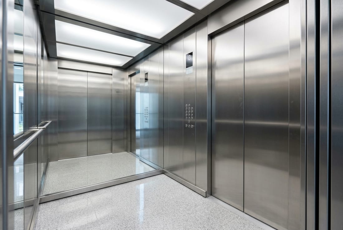 Interior de lift de bloc curat și igienizat